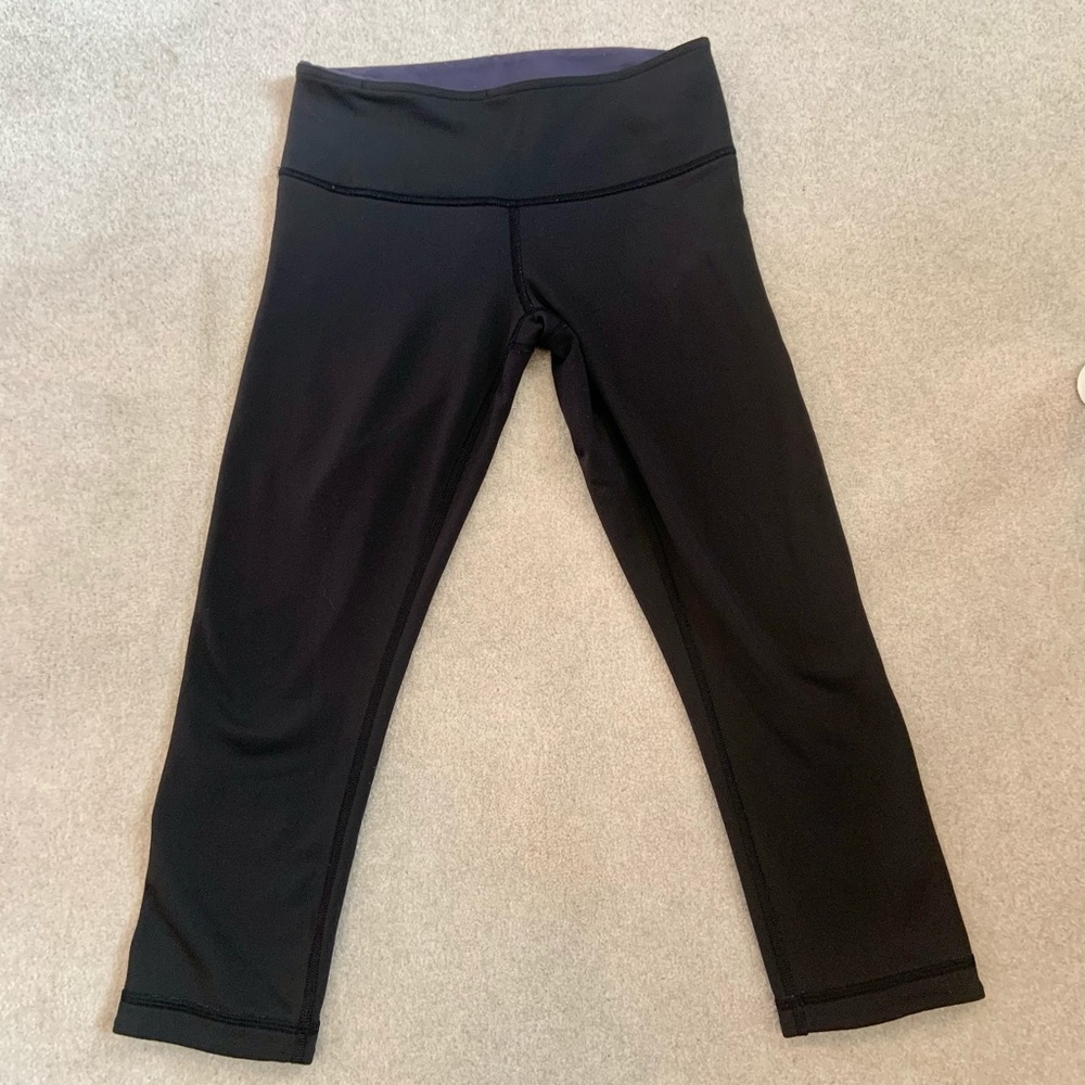 Lululemon Wunder Under reversible crop leggings.
